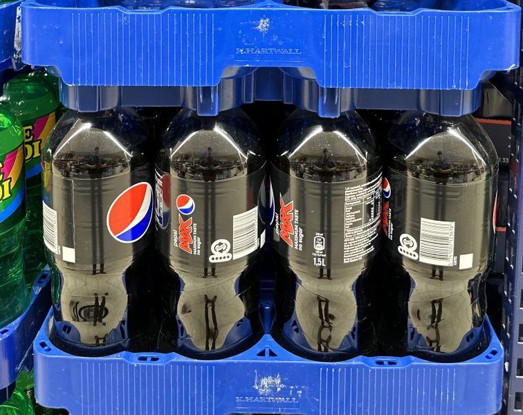 Er du på jagt efter en læskedrik, der kombinerer smag og nul sukker? Så er Pepsi Max det oplagte valg! Nyd den klassiske Pepsi-smag uden at bekymre dig om kalorier.

Højdepunkter:

* Nul sukker, maksimal smag
* Perfekt til fester, picnics eller en hyggelig aften derhjemme
* Ideel til dem, der ønsker en kaloriefri drikkeoplevelse